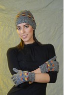 Bonnet with coloured shapes