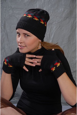 Bonnet with coloured shapes