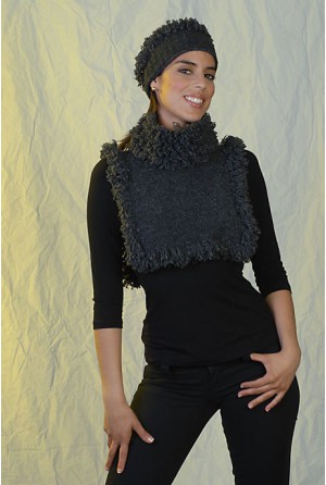 Hair braid with frizzled fringes