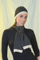 Pea-spotted scarf with white girdle