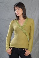 Fantasy-looped sweater with V-formed neck and nacaril fiber