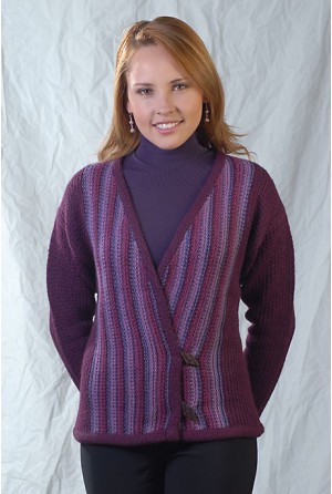 Thick coat with striped V-formed neck